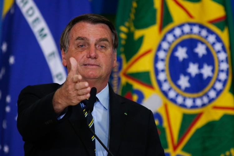 EDUCAÇÃO: Bolsonaro diz a apoiadores que excesso de professores atrapalha