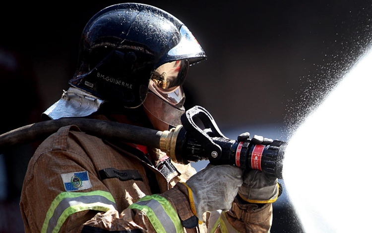 VÁRIOS CARGOS: Corpo de Bombeiros lança edital com três mil vagas e salários até R$ 7 mil