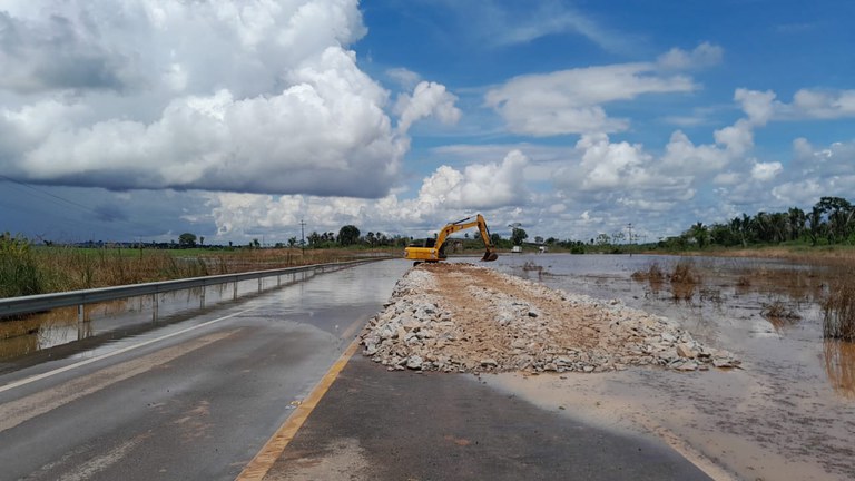 MELHORANDO: DNIT faz aterros com pedras e garante passagem na BR-425