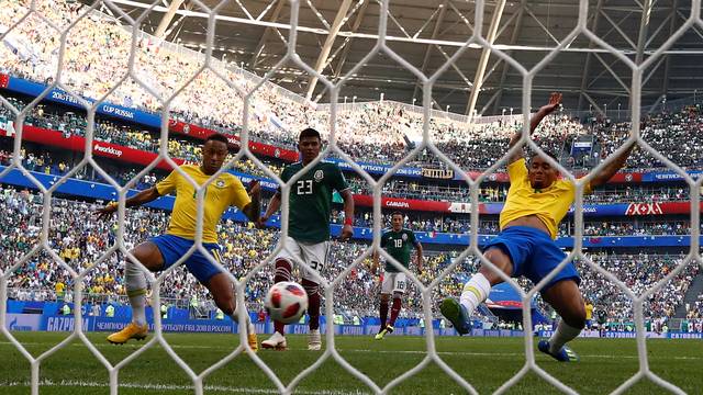 ​Neymar decide, mantém escrita contra o México e carrega Brasil às quartas