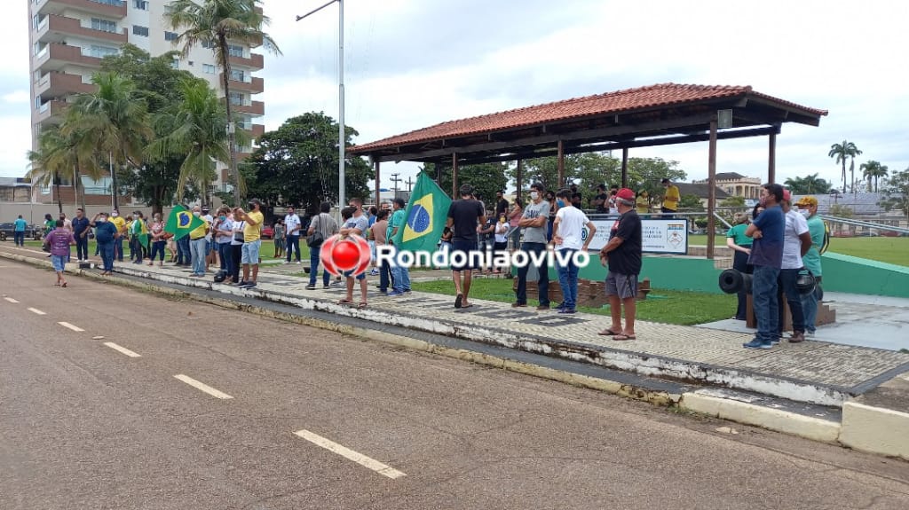 NA CAPITAL: Grupo se reúne na 17º Brigada e pede intervenção militar a favor do presidente