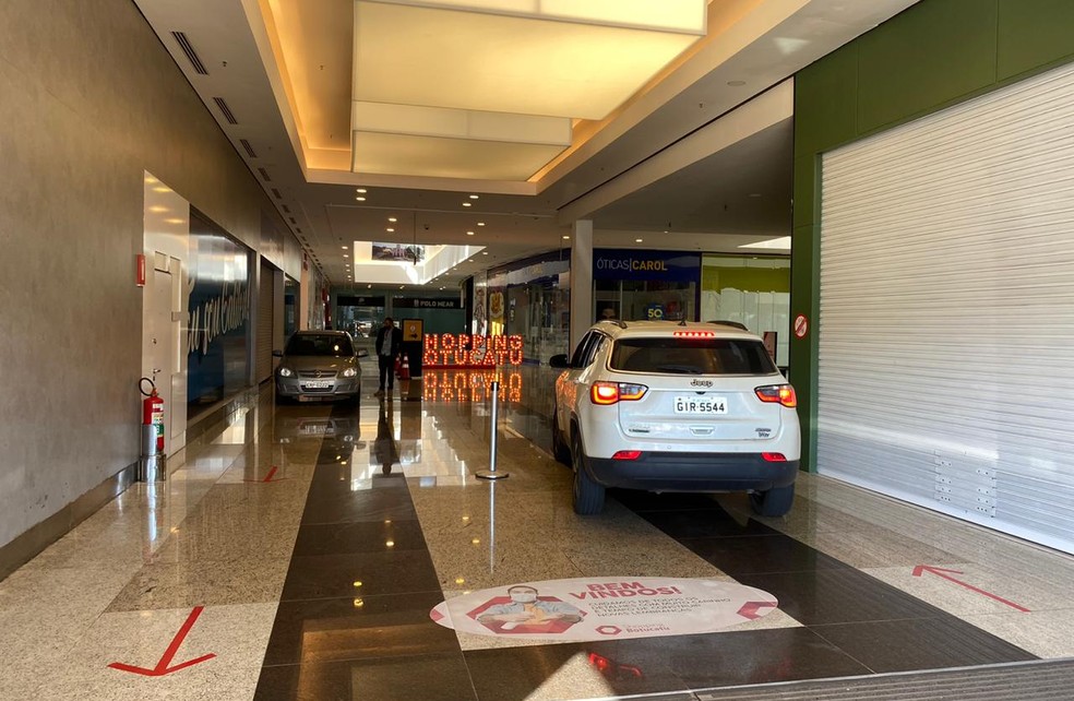 COMPRAS: Shopping adota drive-thru e libera carros nos corredores das lojas 