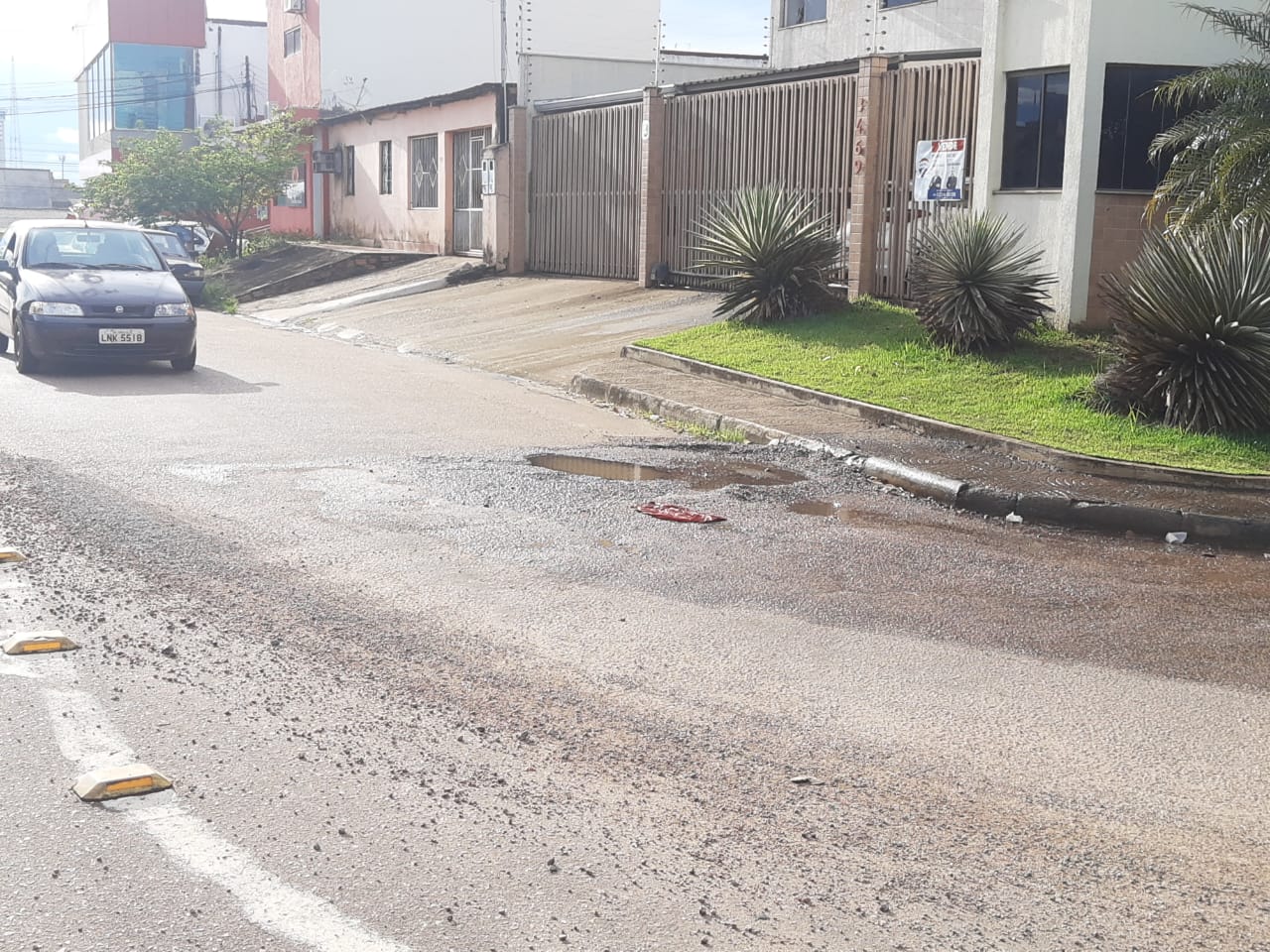 NA CONTA DA CAERD: Buraco em cruzamento leva transtorno e prejuízo à comunidade na capital 