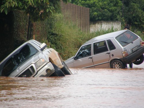 Vala aberta pela prefeitura engole dois carros na capital - Confira vídeo e fotos