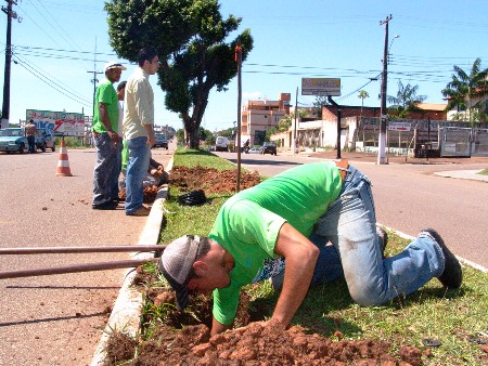 Após ações de ladrões Emdur recoloca cabos na avenida Rio Madeira