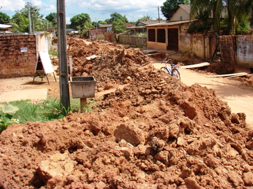 Prefeitura abre valas no Ulisses Guimarães e paralisa obras por mais de 15 dias - Confira fotos 