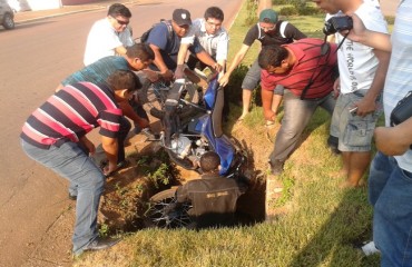 “BURACO DO PREFEITO” – Motociclista cai em bueiro aberto em uma via movimentada da capital - FOTOS