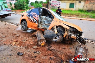 Monte de terra deixado no meio da pista causa grave acidente 