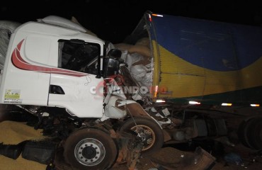 Choque entre carretas deixa idoso morto na BR 364