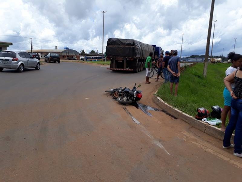 PÂNICO: Mulheres escapam da morte pulando de moto esmagada por carreta