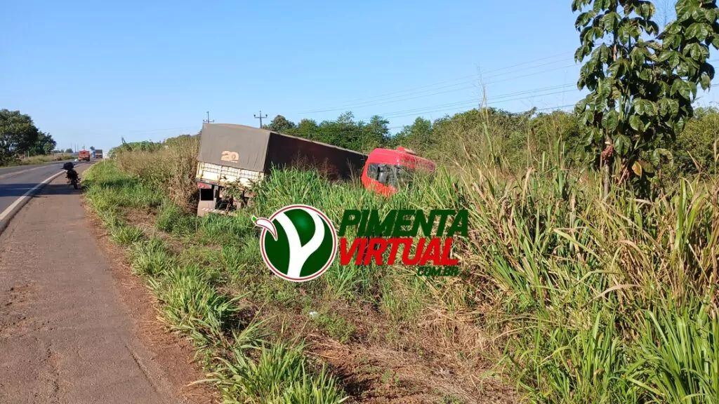 ACIDENTE: Carreta Graneneira Sai da Pista na BR-364 em Frente à AABB