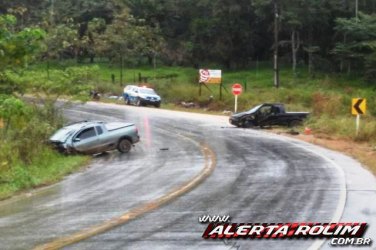 Três veículos se envolvem em acidente em curva na RO-010