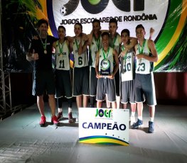 Projeto muda vida de jovens através do basquete