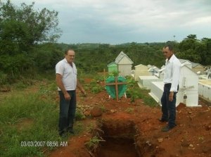 Cemitério em estado precário e sem condições de uso