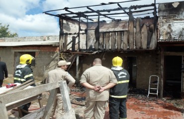 Corpo de bombeiros apaga fogo de aérea abandonada no centro da capital – Fotos