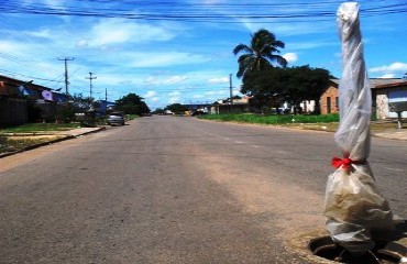 CENA DA CIDADE – Há mais de três meses moradores do bairro Embratel sinalizam buraco com pedaço de pau – Fotos