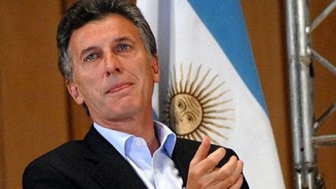 Carro de presidente argentino tem vidros quebrados por pedradas