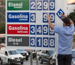 Preço médio da gasolina recua após subir por duas semanas seguidas