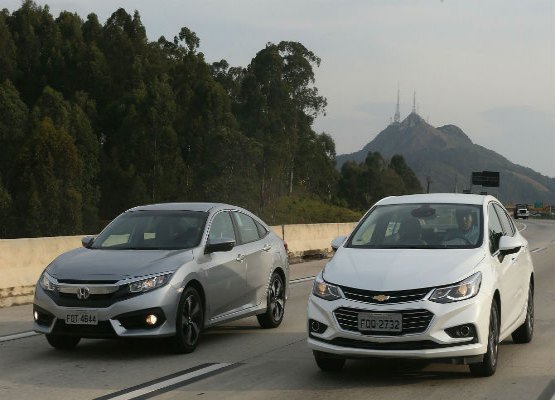 Novos Civic e Cruze se enfrentam em briga equilibrada