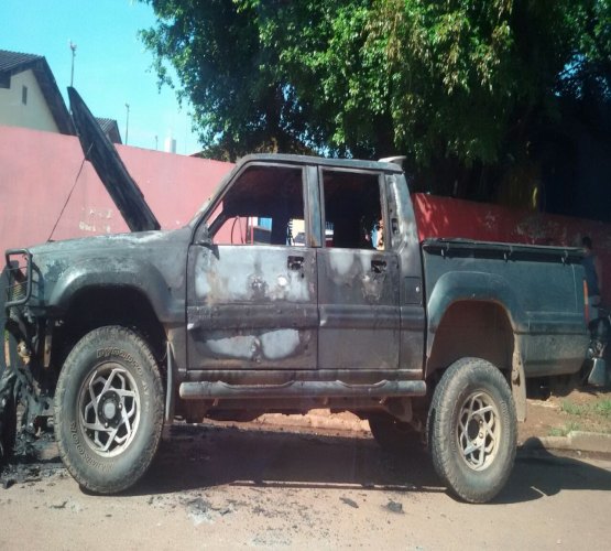 Bombeiros são acionados para apagar fogo em caminhonete