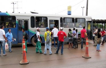 IRRESPONSABILIDADE – PRF autua três ônibus coletivos na BR 364 por superlotação, um tinha 100 passageiros