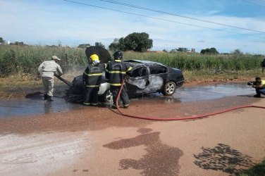 SINISTRO - Automóvel pega fogo em via pública da capital