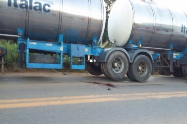 Motociclista tem as pernas esmagadas por carreta bi-trem