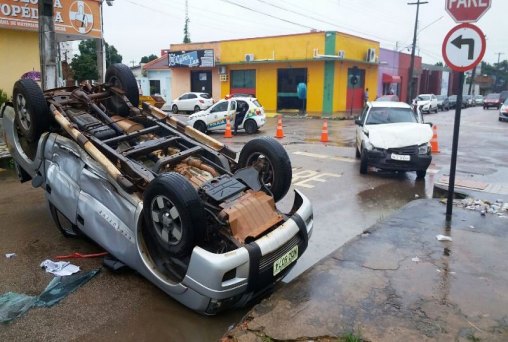 Motorista capota caminhonete após bater em carro da prefeitura
