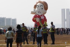 Disfile em Brasília é marcado por protestos contra Dilma