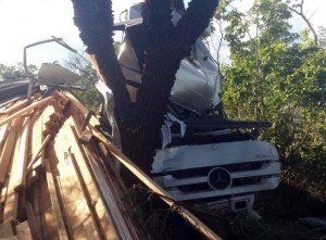 Acidente entre duas carretas e carro mata caminhoneiro rondoniense em MS