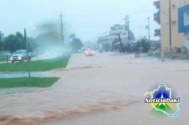 Chuva torrencial alaga cidade e eleva nível do Rio Jamari