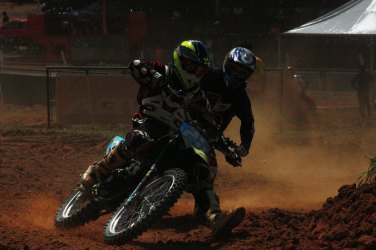 Pista recebe estrutura para noturno de Velocross