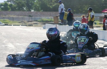 VELOCIDADE - Pilotos de Kart dão show em Porto Velho