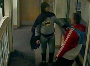 Homem vestido de Batman entrega criminoso em delegacia