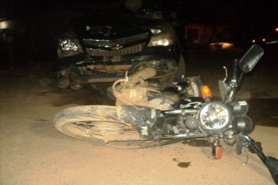 Colisão entre carro e moto deixa duas pessoas gravemente feridas
