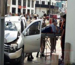 Mais um motorista perde controle e bate em poste no centro 