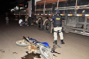 JARU - Motociclista morre após  colidir na traseira de carreta 