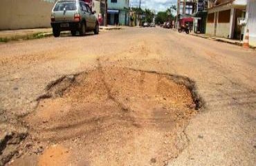 Buracos exigem paciência de quem trafega na avenida Campos Sales em pleno centro de Porto Velho