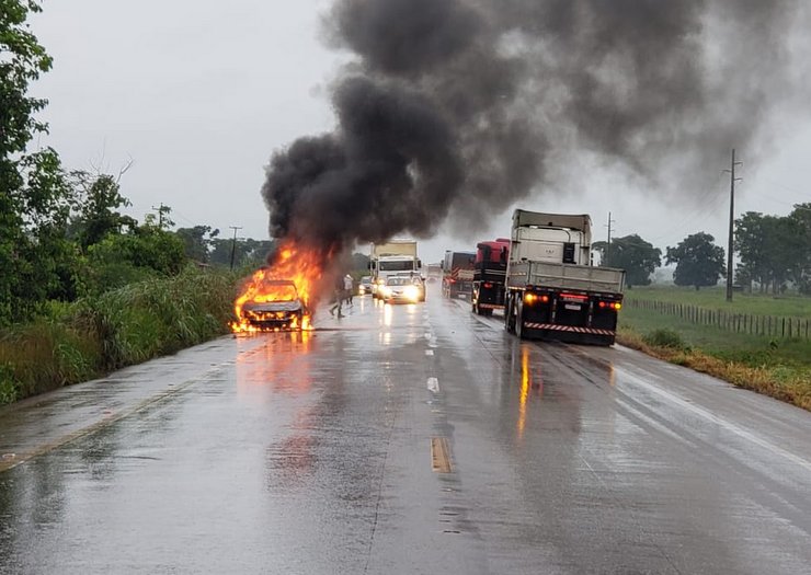 EM CHAMAS: Veículo com casal de RO pega fogo na BR-364 durante viagem para o Acre