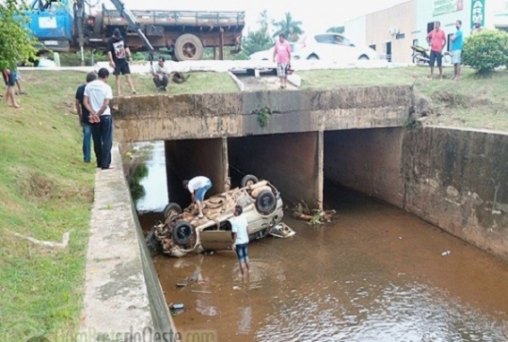 Após atropelamentos pessoas são esfaqueadas e carro jogado em canal 