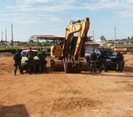 Polícia Ambiental apreende máquina fazendo desmatamentos em assentamentos