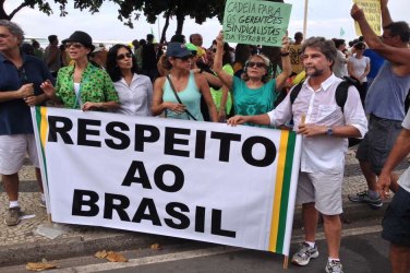 Príncipe do Brasil participa de protesto em Copacabana