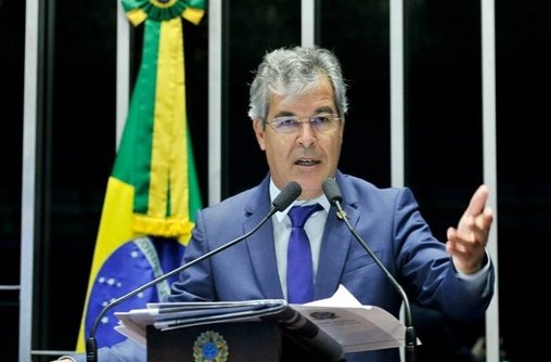 Jorge Viana manda investigar internautas que criticam senadores