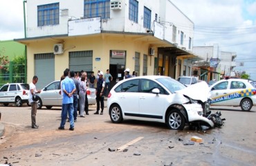 Motorista avança preferencial e provoca acidente em via movimentada da capital