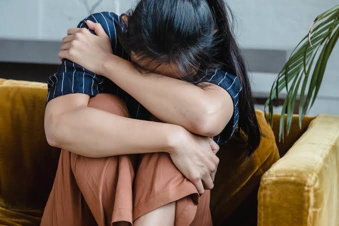 EXALTADO: Adolescente agride mãe e irmão para não entregar celular