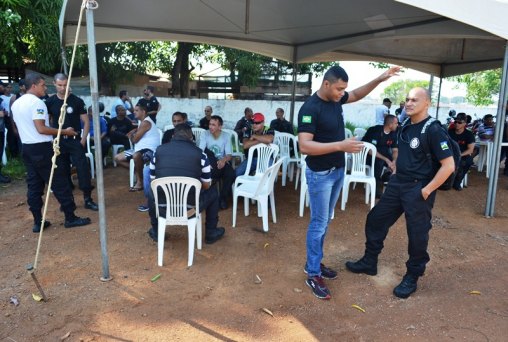 Agentes penitenciários realizam manifesto longe dos presídios