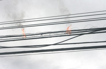 CENA DA CIDADE - Fio de rede de telefonia pega fogo e assusta moradores no centro de Porto Velho