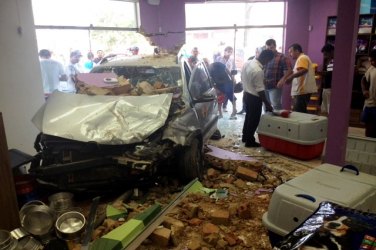 CAOS NO TRÂNSITO - Carro invade loja de pet shop após colisão 
