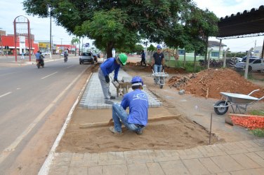 Obras de acessibilidade em Avenida Tancredo Neves continuam a todo vapor