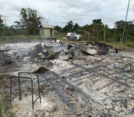 Aluno destrói escola em incêndio após professor chamar atenção por atraso